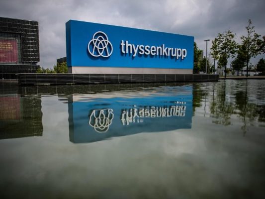 Das Logo von Thyssenkrupp steht auf dem Gelände der Hauptzentrale des Unternehmens. Foto: Guido Kirchner/Archivbild