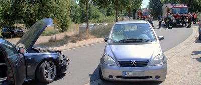 Die Frau musste leicht verletzt aus ihrem silberfarbenen Mercedes gerettet werden. Foto: Brandon-Lee Posse/SOL.DE.