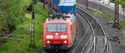 Der Triebwagen eines Güterzugs ist in Dillingen in Brand geraten. Symbolfoto: dpa-Bildfunk.