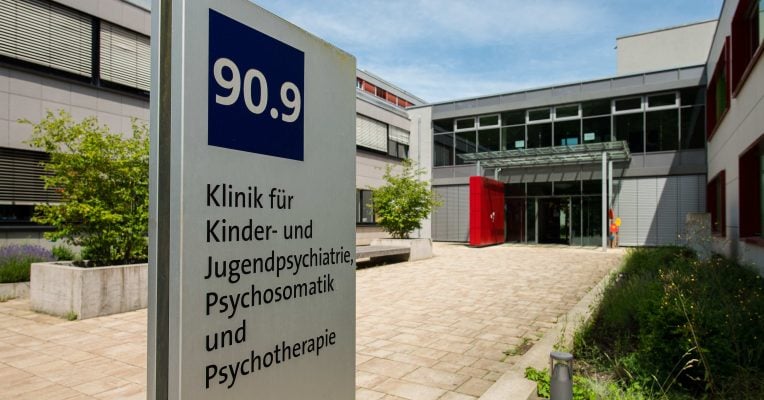 An der Uniklinik in Homburg soll ein Assistenzarzt mehrere Kinder sexuell missbraucht haben. Foto: Oliver Dietze/dpa-Bildfunk.