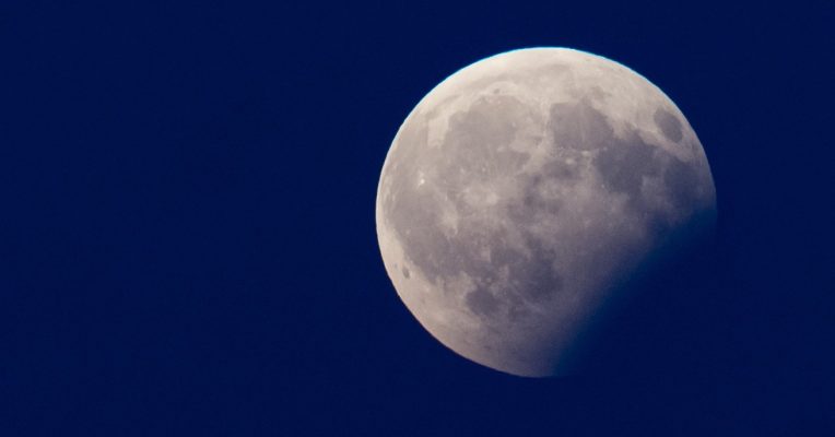 Eine partielle Mondfinsternis wird es in der kommenden Nacht geben. Archivfoto: Sven Hoppe/dpa-Bildfunk.