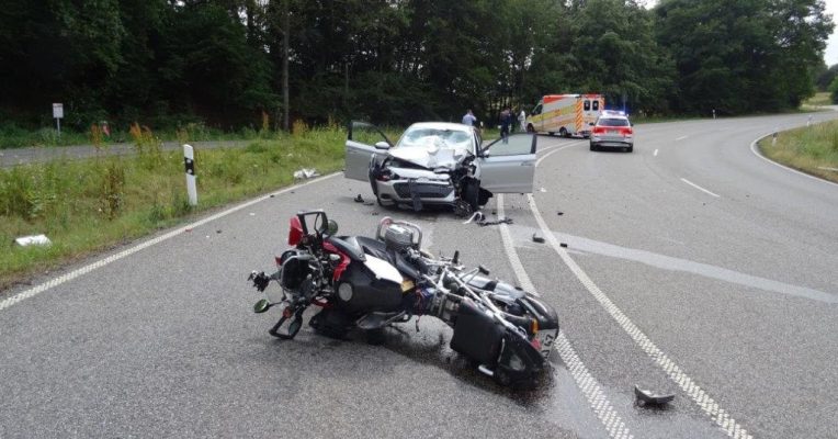 Der Motorradfahrer aus dem Saarland prallte frontal mit einem Hyundai zusammen und starb noch an der Unfallstelle. Foto: Polizei.
