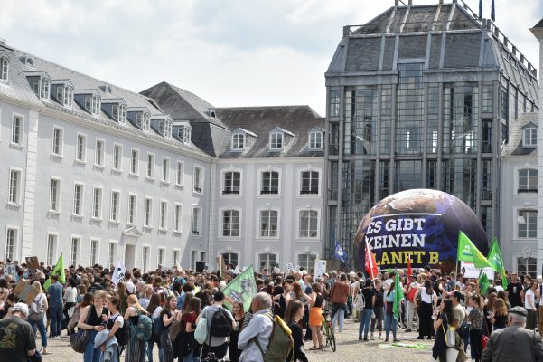 Hier zu sehen: Teilnehmer einer Demo in Saarbrücken. Foto: BeckerBredel