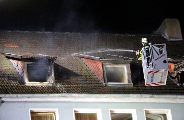 Vor wenigen Tagen brannte diese Dachgeschosswohnung in Neunkirchen. Foto: dpa-Bildfunk/Brandon Lee Posse