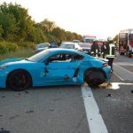 Die Angeklagten sollen bei einem illegalen Autorennen in einen Stau gerast sein. Im Bild: Der Porsche Cayman. Foto: Polizei