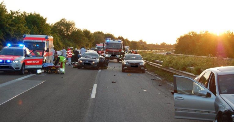 Zwei Autofahrer sollen bei Zweibrücken an einem illegalen Autorennen beteiligt gewesen und dabei in einen Stau gerast sein. Foto: Polizei