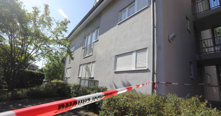 In diesem Haus in Homburg-Erbach ist eine 42-Jährige tot in ihrer Wohnung gefunden worden. Foto: BeckerBredel.