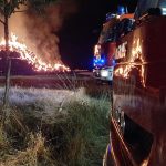 Der Brand der Heuballen brach gegen 21.30 Uhr aus. Foto: Feuerwehr Wallerfangen, Löschbezirk Mitte.