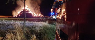 Der Brand der Heuballen brach gegen 21.30 Uhr aus. Foto: Feuerwehr Wallerfangen, Löschbezirk Mitte.