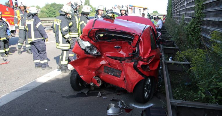 Ein 23-Jähriger verstarb noch am Unfallort in seinem Kleinwagen. Archivfoto: Feuerwehr Völklingen