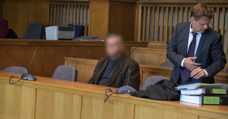 Der Angeklagte (links) sagte vor Gericht umfassend aus. Er wird von seinem Anwalt Joachim Giring vertreten. Foto: BeckerBredel.