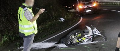 Bei dem Unfall auf der L108 kam unter anderem ein Motocross-Fahrer zu Fall. Dabei erlitt der Mann schwere Verletzungen. Foto: Brandon Lee Posse