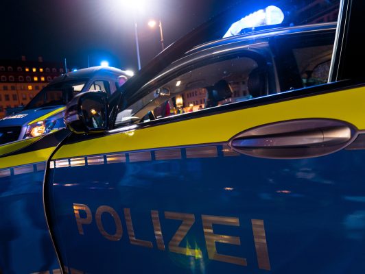 Die Polizei Saarbrücken wurde in der vergangenen Nacht zu einem Fall von häuslicher Gewalt nach Burbach alarmiert. Symbolfoto: Maurizio Gambarini/dpa-Bildfunk