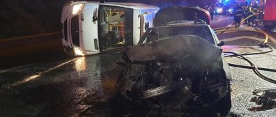 Das Auto fing nach der Kollision auf der A1 Feuer. Währenddessen blieb der Kleinbus auf der Fahrerseite liegen. Foto: Polizei Luxemburg