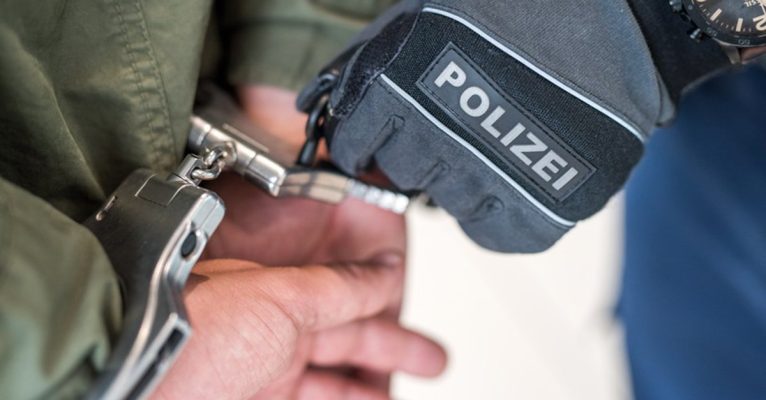 Die Ermittler fassten den Mann bei Wohnungsdurchsuchungen im Landkreis Trier-Saarburg. Foto: Polizei