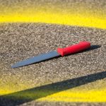 In Saarlouis hat ein 40-jähriger Mann in einem psychischen Ausnahmezustand mehrere Kunden eines Supermarktes mit einem Messer bedroht. Symbolfoto: Daniel Bockwoldt/dpa-Bildfunk