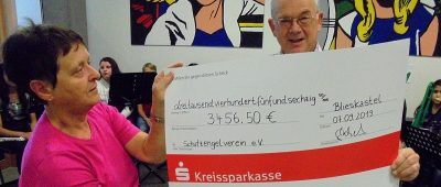 Die Schulleiterin der Geschwister-Scholl-Schule Blieskastel überreichte dem Vorsitzenden des Schutzengelvereins den Spendenscheck in Höhe von 3.456,50 Euro. Foto: Klaus Port