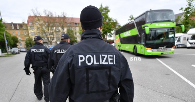 Die Bundespolizei griff den Bulgaren mit einem Säugling in einem Fernbus in Saarbrücken auf. Symbolfoto: Felix Kästle/dpa-Bildfunk