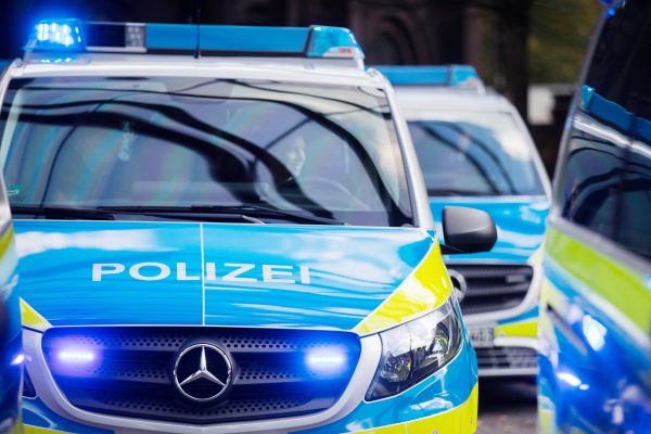 Innerhalb von nur zwei Nächten sind im Saarland zwei hochwertige Fahrzeuge der Marke BMW gestohlen worden. Symbolfoto:  Foto: Rolf Vennenbernd/dpa-Bildfunk