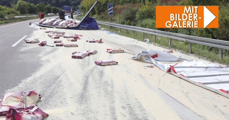 Auf der A8 bei Rehlingen kam es zu einem Unfall, bei dem ein Lastkraftwagen etwa 24 Tonnen Reis auf der Fahrbahn verlor. Foto: Becker & Bredel