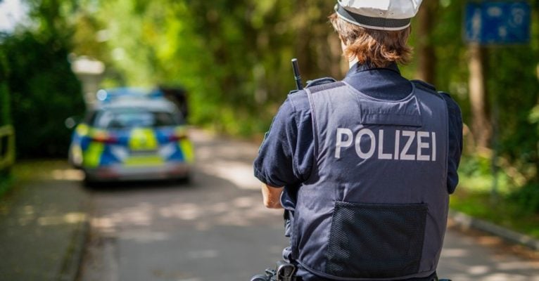Bei dem Polizeieinsatz in Mettlach wurde ein Mann von den Hunden seiner Nachbarin verletzt. Symbolfoto: Daniel Reinhardt/dpa-Bildfunk