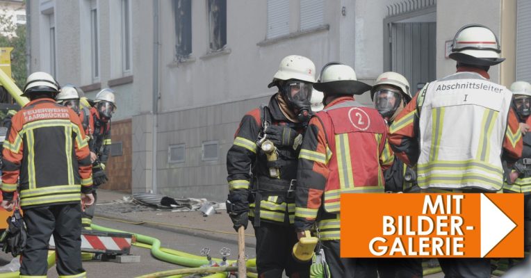 Zahlreiche Feuerwehrleute kämpften gegen die Flammen in Saarbrücken-Malstatt an. Foto: BeckerBredel