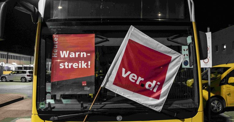 Busfahrer im Saarland streiken am Dienstag. Symbolfoto: Paul Zinken/dpa-Bildfunk.