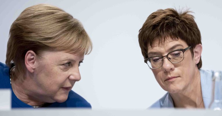 Nur wenige wünschen sich, dass Annegret Kramp-Karrenbauer (rechts) Nachfolgerin von Bundeskanzlerin Angela Merkel wird. Foto: Christoph Soede/dpa-Bildfunk.