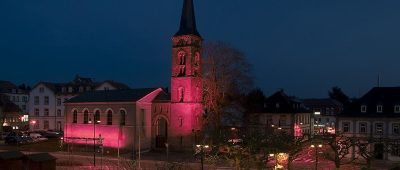 Zum Weltmädchentag werden die Kirche, der Wasserturm und die Innenstadt in St. Wendel pink beleuchtet. Foto: SecretDisc/CC BY-SA 3.0