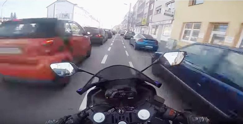 In dem Video überholt der Motorradfahrer andere über den Fahrradstreifen - mit 76 km/h. Screenshot: Youtube