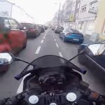 Der Motorradfahrer in dem Youtube-Video rast durch Saarbrücken und gefährdet den Verkehr. Screenshot: Youtube