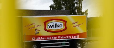 Ein Firmen-Lkw-Anhänger steht auf dem Werksgelände des nordhessischen Wurstherstellers Wilke. Archivfoto: dpa-Bildfunk/Uwe Zucchi