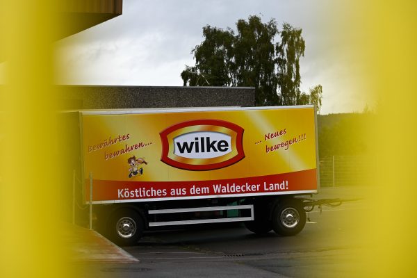 Ein Firmen-Lkw-Anhänger steht auf dem Werksgelände des nordhessischen Wurstherstellers Wilke. Archivfoto: dpa-Bildfunk/Uwe Zucchi