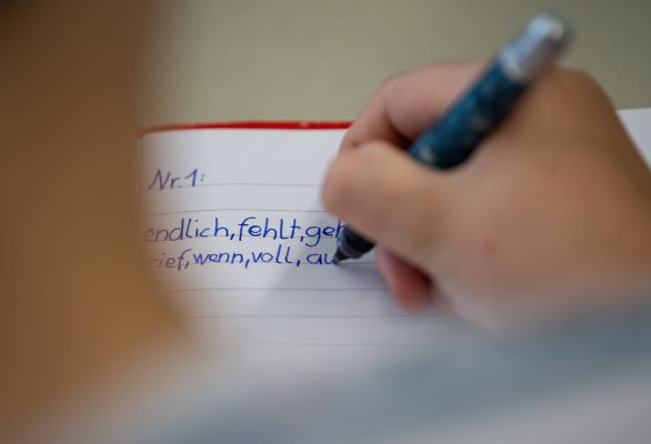 Forscher tüfteln derzeit an einem Stift, der Kindern das Erlernen der Rechtschreibung leichter machen soll. Foto: Sebastian Gollnow/dpa-Bildfunk