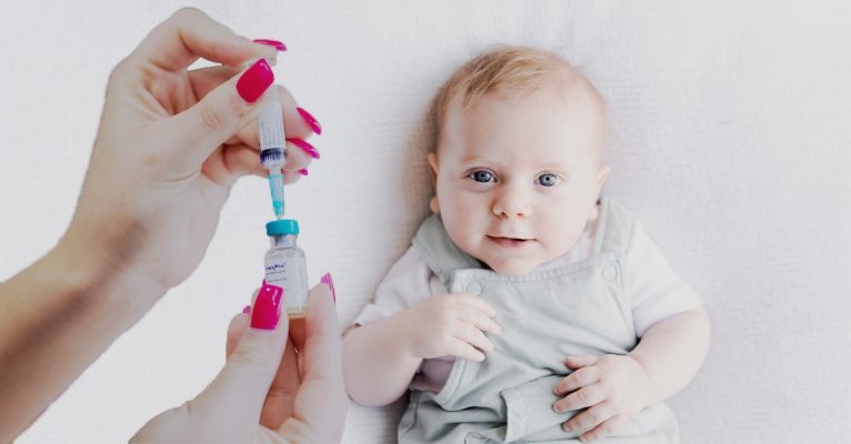Im Saarland hat nur die Hälfte der Kleinkinder den vollständigen, empfohlenen Impfschutz. Symbolfotos: Lukas Schulze/Anna Hoffmann/dpa-Bildfunk