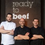Das Team des "Le Comptoir" (David Christian (l.), Jens Jakob (M.), Peter Wirbel (r.)) tritt bei "Ready to Beef" auf VOX an. Foto: TVNOW/Pervin Inan Sertas