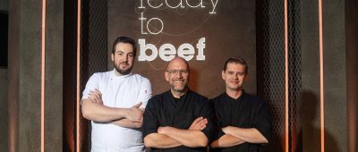 Das Team des "Le Comptoir" (David Christian (l.), Jens Jakob (M.), Peter Wirbel (r.)) tritt bei "Ready to Beef" auf VOX an. Foto: TVNOW/Pervin Inan Sertas