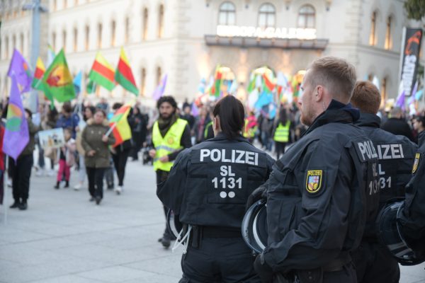 Rund 500 Menschen nahmen an der Demo in Saarbrücken teil. Foto: BeckerBredel