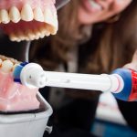 Nur jeder zweite Saarländer geht regelmäßig zum Zahnarzt. Symbolfoto: Frank Rumpenhorst/dpa-Bildfunk