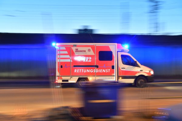 In Saarlouis kam es zu einem Unfall, bei dem zwei Personen verletzt wurden. Ein 64-jähriger Autofahrer hatte zuvor eine rote Ampel überfahren. Symbolfoto: Boris Roessler/dpa-Bildfunk