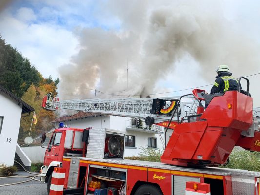 Aktuell läuft im saarländischen Honzrath ein Großeinsatz der Feuerwehr, da ein Wohnhaus brennt. Foto: Becker & Bredel