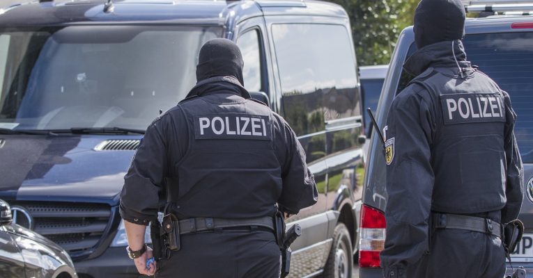 Die Polizei durchsuchte im Raum Neunkirchen und im Nordsaarland Wohnungen von zwei Männern. Symbolfoto: Jens Büttner/dpa-Bildfunk