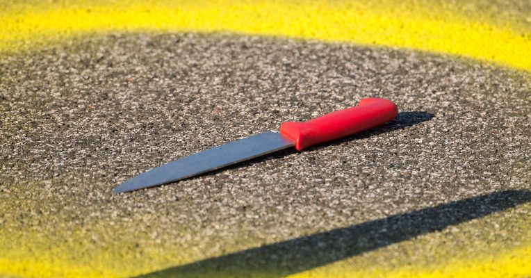 Ein 19-Jähriger soll bei einer Auseinandersetzung in Ottweiler ein Messer gezogen haben. Symbolfoto: Daniel Bockwoldt/dpa-Bildfunk