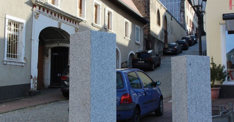 Hier zu sehen: Zwei Stelen des Mahnmals in Homburg. Foto: homburg.de/Pressestelle