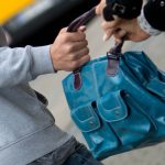 Unbekannte raubten einer Frau in Neunkirchen ihre Handtasche und flüchteten. Symbolfoto: Arno Burgi/dpa-Bildfunk