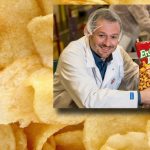 Bekannt ist der Hersteller vor allem für seine Chips-Produkte, beispielsweise die "Erdnuss-Locken". Foto (rechts): Werkleiter Michael Holtschulze präsentiert eine Snack-Packung | Hintergrund: Pixabay