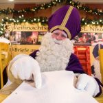 Der Nikolaus aus St. Nikolaus beantwortet wieder Briefe von Kindern. Foto: Oliver Dietze/dpa-Bildfunk