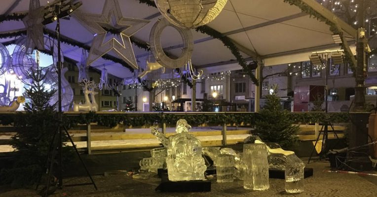 Hier zu sehen: Die auf dem Luxemburger Weihnachtsmarkt umgestürzte Eisskulptur. Foto: Police Grand-Ducale