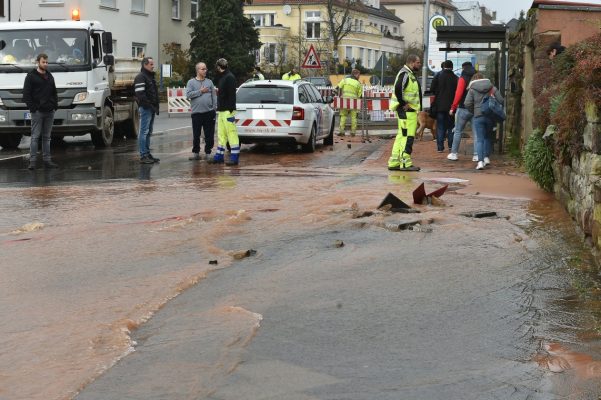 In Saarbrücken kommt es aktuell aufgrund eines Wasserrohrbruchs zu Verkehrsbeeinträchtigungen. Foto: Becker&Bredel