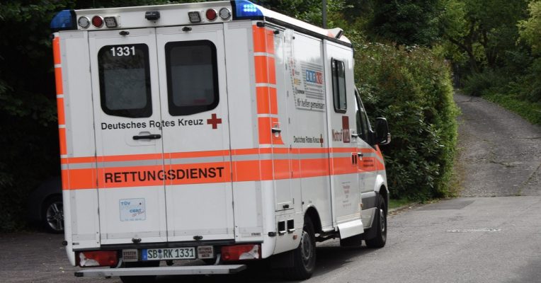 Auch der Rettungsdienst wurde nach der Kollision in Saarbrücken alarmiert. Symbolfoto: BeckerBredel